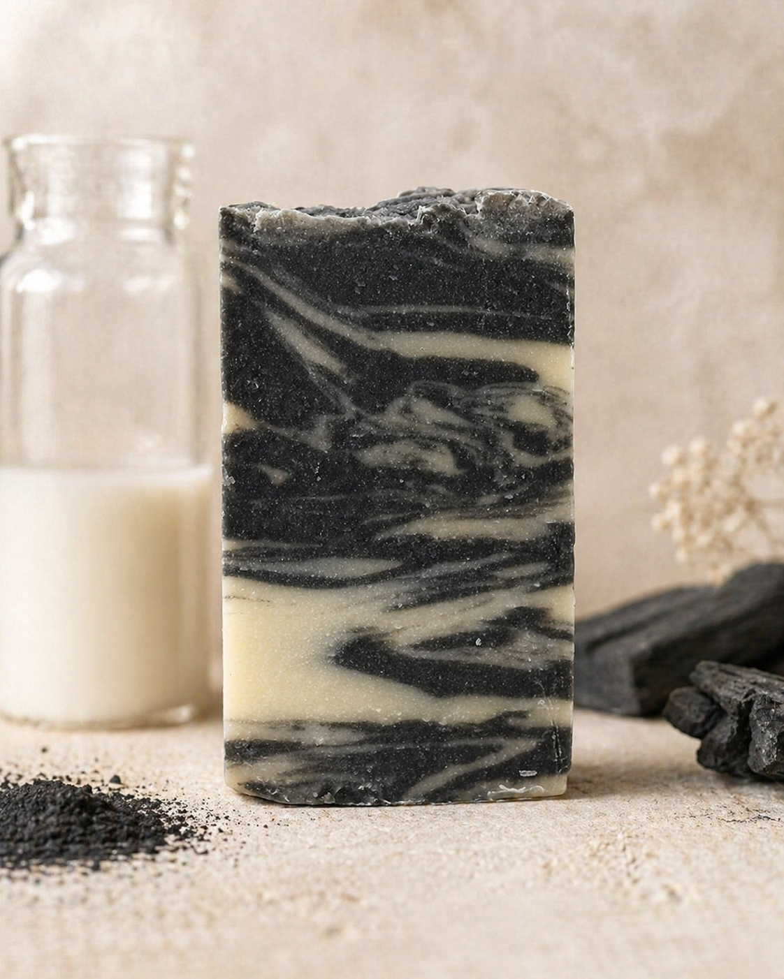 Jabón artesanal de Carbón y Leche de Cabra — Equilibrio purificante 100 g | Salitre y Oliva